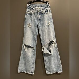 Baggy jeans. Wide leg. Ripped jeans. Arizona